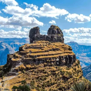 Waqrapukara: Energía Ancestral en lo Alto del Cañón